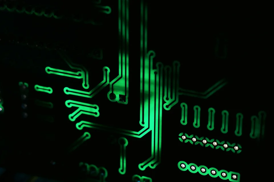 Circuito electrónico iluminado en verde