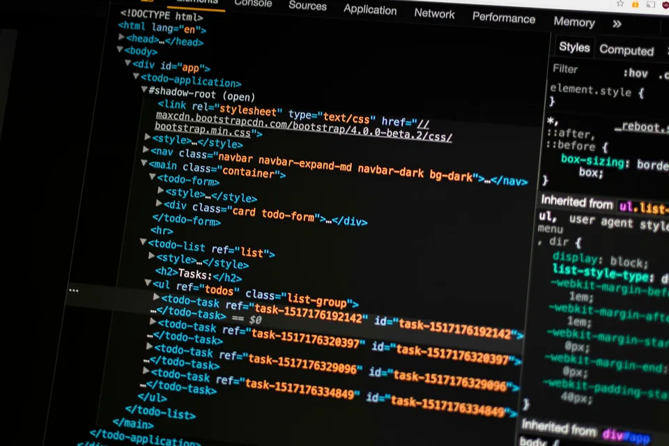 Código de un sitio web abierto en el inspector del navegador