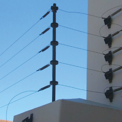 Seguridad física cámaras cercas eléctricas alambre navaja